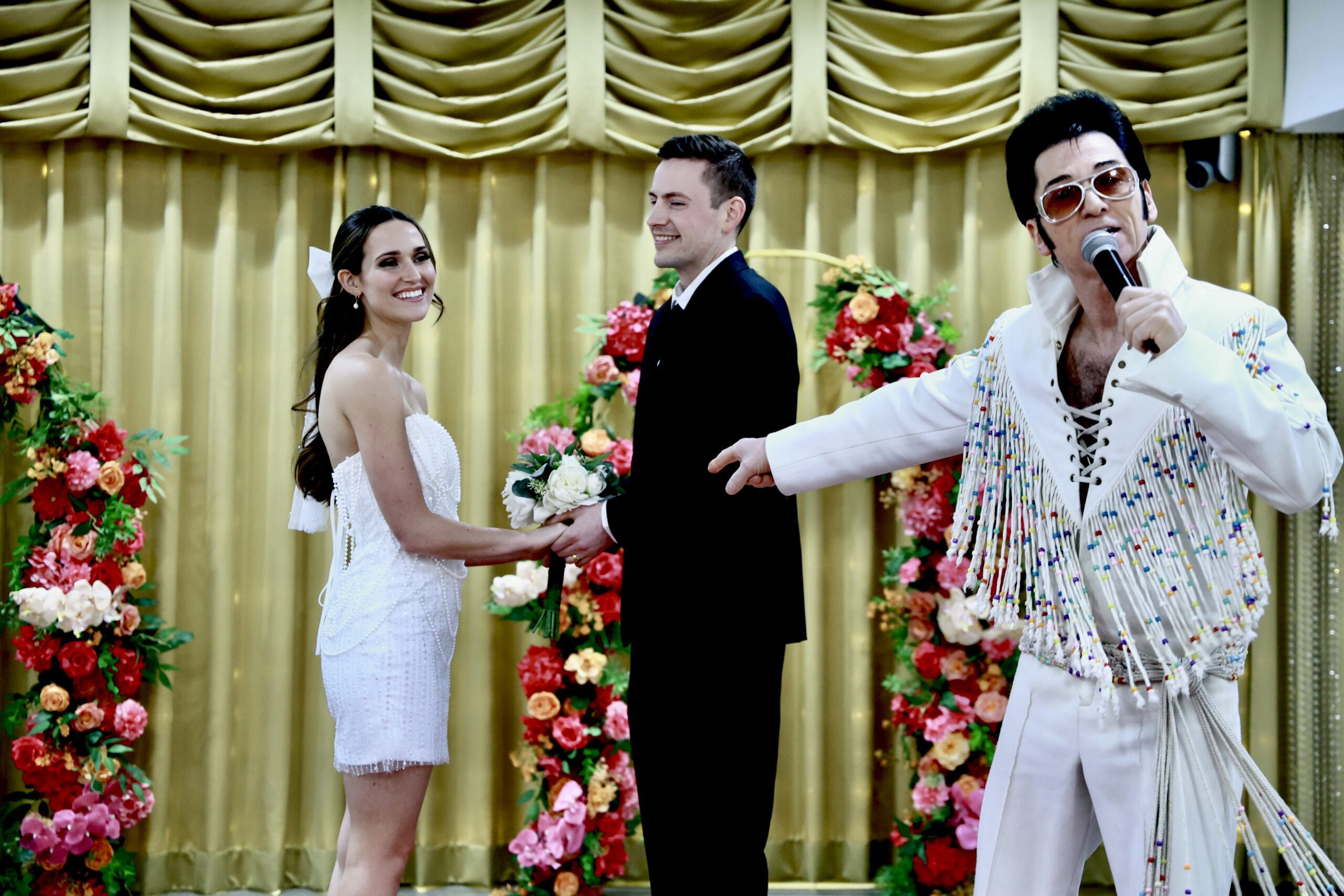 Elvis officiant singing during wedding ceremony in Las Vegas
